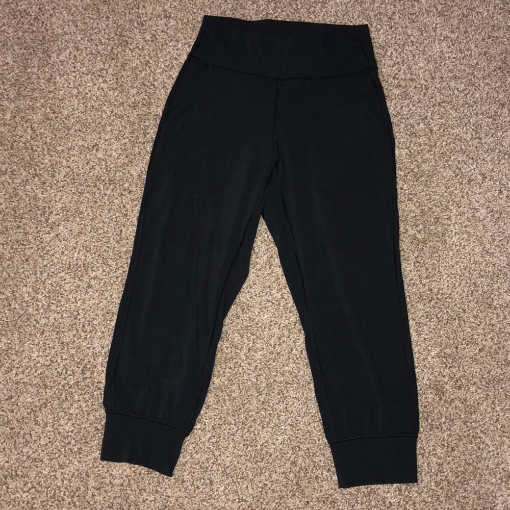 - Lululemon like new Align joggers capris size 6